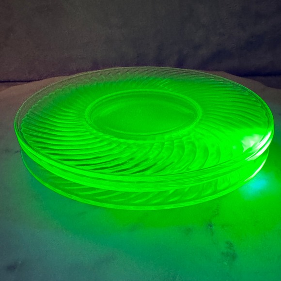 Vintage Green Uranium Glass Plates Set of 4 Spiral Optic Swirl Depression Glass - Picture 9 of 9